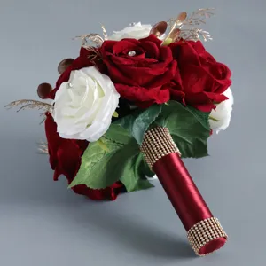 Bouquet da sposa artificiale con rose rosse bianche e strass per oggetti di scena per foto