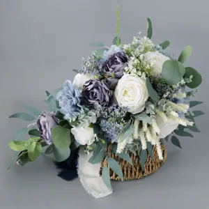 Eleganter künstlicher Kaskaden-Hochzeitsstrauß mit weißen, lila und blauen Rosen sowie Eukalyptus.