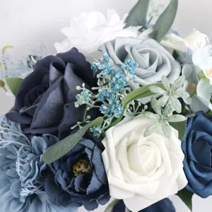 Künstlicher Hochzeits-Brautstrauß mit blauen und weißen Rosen, ideal für Hochzeitsfotografie.