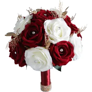 Bouquet da sposa artificiale con rose rosse e bianche, strass e decorazioni dorate.