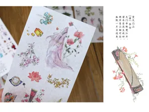 Vista ravvicinata di un foglio di adesivi washi ad acquerello cinese con fiori e arte.