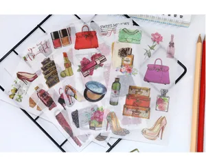 Dettaglio di adesivi washi di moda colorati con trucchi, scarpe e borse per decorare il diario fai da te.
