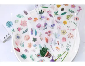 Dettaglio di bellissimi adesivi washi floreali botanici, perfetti per il diario creativo.
