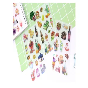 Primo piano dettagliato di adesivi washi con dessert e cibo per decorazioni di diario creativo.