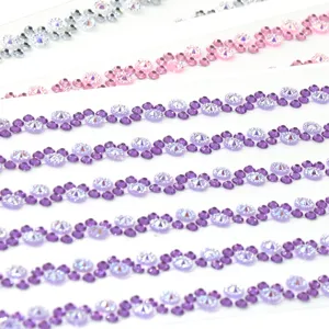 Gedetailleerde close-up van kleurrijke strass stickerstrips met glanzende acryl kristallen.
