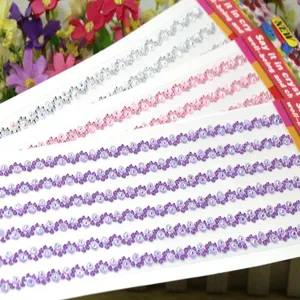 Detailopname van DIY acryl strass stickerstrips in zilver, roze en paarse kleuren.