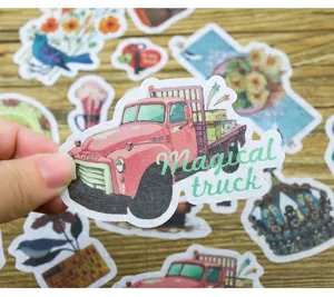 Dettaglio adesivo washi vintage con camion rosa e bella tipografia per decorare il diario.
