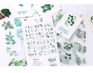 Primo piano di adesivi Washi botanici verdi, design di piante naturali per il journaling.