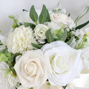 Künstlicher Braut Hochzeitsblumen Strauß, weiße Rosen und grüne Blätter für Heimdekoration.