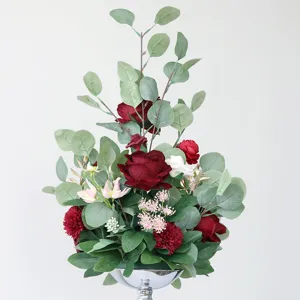 Künstliches Hochzeitsblumen Gesteck als Tischdekoration für Party und Event Dekoration.