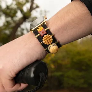 Bracelet de montre noir élastique avec de jolis charms de fast-food comme un hamburger.