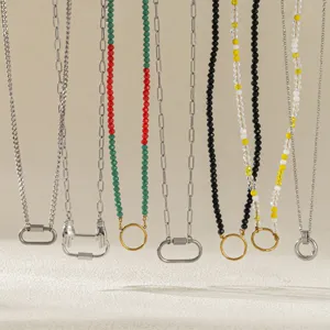 Gros plan des détails de diverses chaînes en acier inoxydable DIY et colliers de perles.