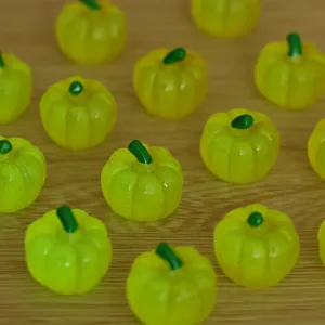 Miniatuur hars pompoen beeldjes per stuk voor DIY knutselwerk en desktop decoratie.