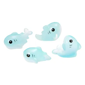Lot de 4 mini figurines de requin en résine lumineuse pour décoration de bureau.