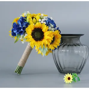 Bouquet da sposa di girasoli artificiali dettaglio, ortensia blu e manico in juta per decorazioni.