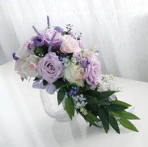 Bouquet da sposa nuziale artificiale cascata cascata fiore a mano per foto all'aperto.