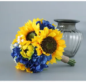 Dettaglio bouquet da sposa girasole artificiale, ortensia blu e bacche bianche.