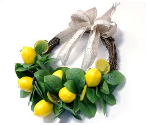 Vista dettagliata della ghirlanda di limoni artificiali con foglie e fiocco in juta.