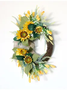 Vue détaillée couronne de tournesol artificielle, décoration murale de porte en soie.