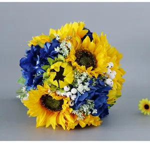 Dettaglio bouquet da sposa di girasole artificiale e ortensia blu, decoro nozze.