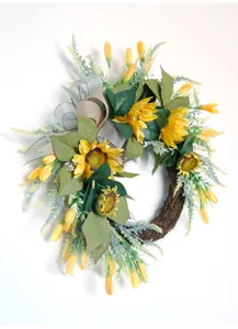 Vue détaillée de la couronne de tournesol artificielle avec nœud en jute et rotin.
