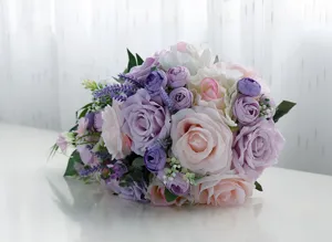 Dettaglio bouquet da sposa artificiale, rose rosa viola e lavanda design a cascata.