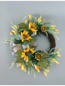 Gros plan détaillé de la couronne de tournesol artificielle avec des fleurs jaunes et feuilles.