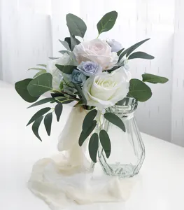 Künstlicher Rosen Blumenstrauß mit Eukalyptusblättern und Glasvase für Hochzeitsdeko.