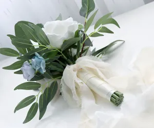 Künstlicher Brautstrauß im Waldstil mit weißen Rosen Eukalyptusblättern für Hochzeitsdekoration