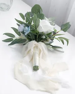Detailansicht des künstlichen Brautstraußes im Wald-Stil mit weißen Rosen und Eukalyptus.