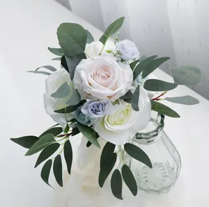Künstliche Rosen Eukalyptus Blumenstrauß für Hochzeitsbraut oder schöne Heimdekoration.