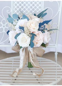 Bouquet da sposa artificiale con rose bianche, foglie di eucalipto blu e nastro di iuta.