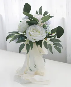 Künstlicher Blumenstrauß für Hochzeitsbraut, Eukalyptus und weiße Rose Heimdekoration Detail.