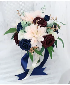 Détail de bouquet de fleurs de mariée artificiel, composition fausse pivoine et rose déco.