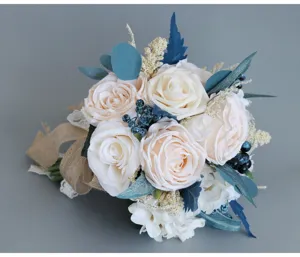 Bouquet da sposa fiori di rose in seta artificiale color champagne ed eucalipto blu.