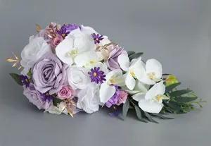 Dettaglio del bouquet da sposa artificiale a cascata con orchidee bianche e rose nozze.