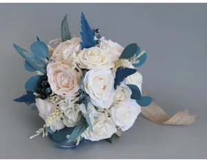 Primo piano dettaglio del bouquet da sposa nuziale artificiale in stile coreano con rose.