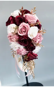 Künstlicher Hochzeits-Kaskadenstrauß Seidenrose Brauthandblume für die Zeremonie.
