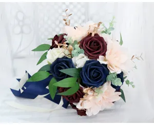 Gros plan détaillé du bouquet de mariée artificiel élégant avec des roses et des feuilles.