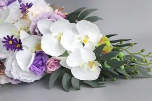 Bouquet da sposa artificiale orchidea bianca rosa viola a cascata dettaglio ravvicinato.
