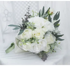 Detailansicht des künstlichen weißen Rosen- und Pfingstrosen-Blumenstraußes mit Eukalyptusblättern.