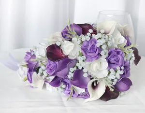 Ramo de novia artificial en cascada con rosas blancas y moradas y calas para la decoración.