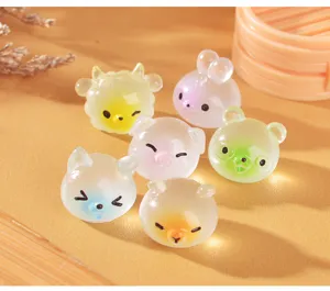 Gros plan de miniatures mignonnes en résine animale, style tangyuan pour la déco.