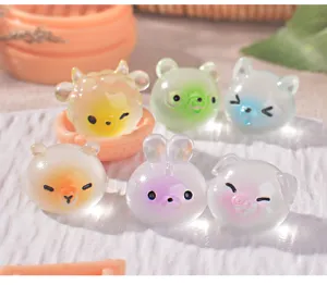 Détail de figurines d animaux en résine mignons ornements kawaii pour décoration de bureau.