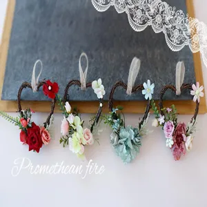 Detailaufnahme von herzförmigen künstlichen Blumen Rattan Kränzen Hänge-Dekor Szene.