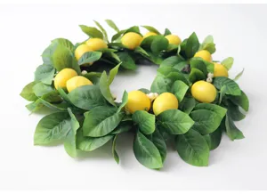 Vista dettagliata della ghirlanda di limoni artificiali con foglie verdi per decorare la porta.