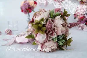 Gros plan détaillé du bouquet de pivoines artificielles rose lotus rétro pour mariage.
