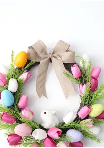 Osterkranz mit Pastelleiern, Tulpen, Leinen Schleife und süßem Hase für Frühlings-Türdekoration.