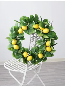 Vista dettagliata di ghirlanda di limoni artificiale su sedia bianca per decorazione murale.