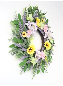 Gedetailleerd overzicht van kunstmatige zonnebloem en lavendel krans, perfect voor wanddecoratie.